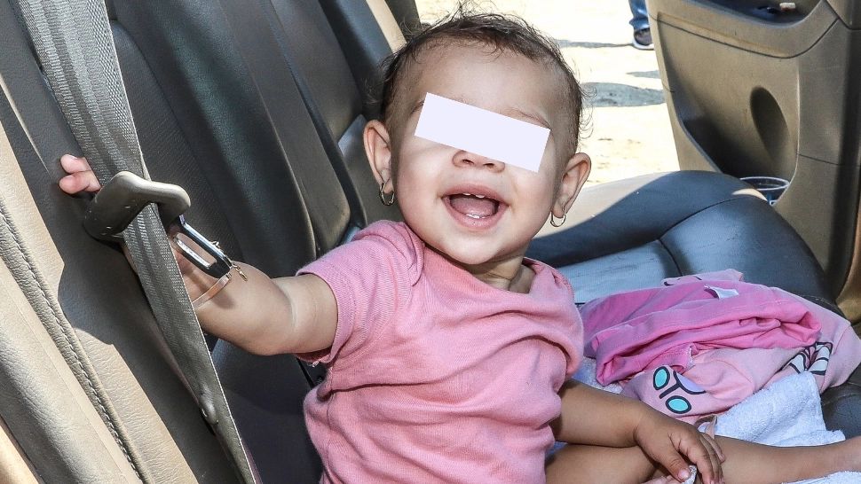 Povestea dureroasă a micuței Aisha. Copila a rămas orfană la 9 luni după ce părinții săi s-au înecat în apele Dunării cu prețul de a-o salva