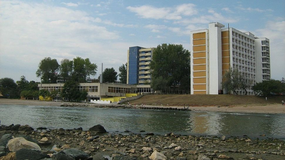 Fosta perlă a litoralului românesc, uitată de turiștii de azi. Înainte străinii se îngrămădeau pentru un sejur aici, acum bate vântul