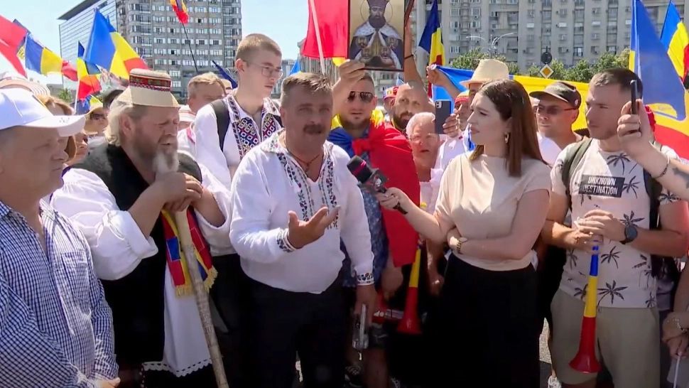 Apelul miilor de oamenilor care protestează în Piața Victoriei: „Frați români, nu mai dormiți! Poporul suferă” VIDEO