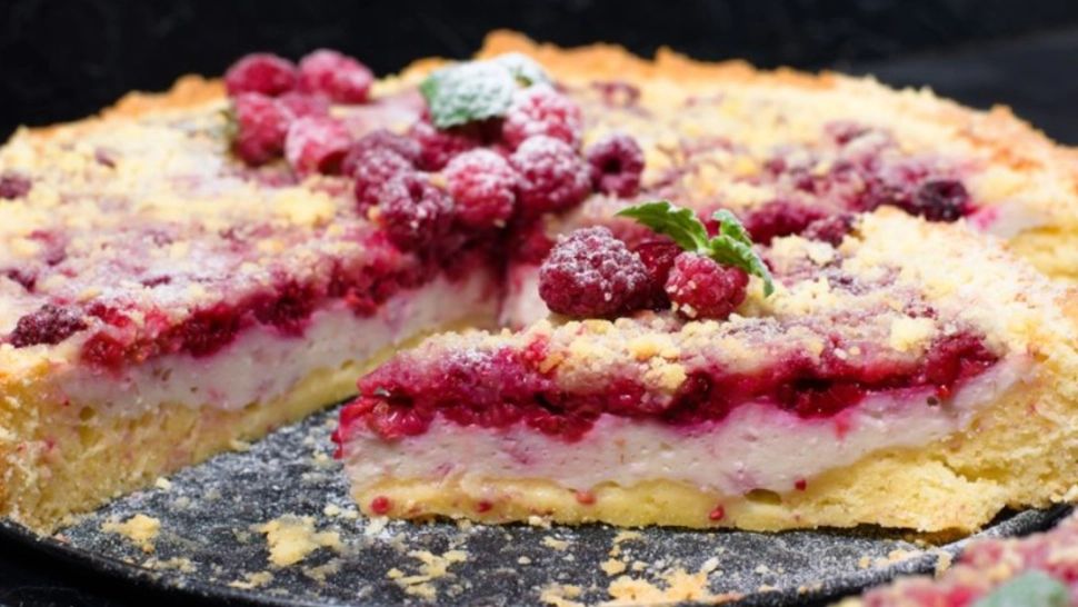 Pauza dulce. Tartă cu brânză și zmeură, ideală la o ceașcă de cafea