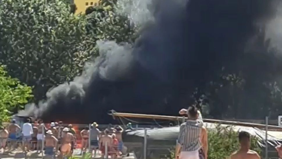 Flăcări uriașe în apropierea plajei Modern din Constanța: o mașină a ars complet