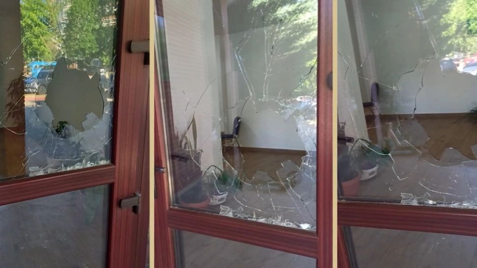 Sediu PNL, vandalizat în toiul nopții, la Hunedoara! Vinovații au aruncat cu bolovani și au spart geamurile filialei