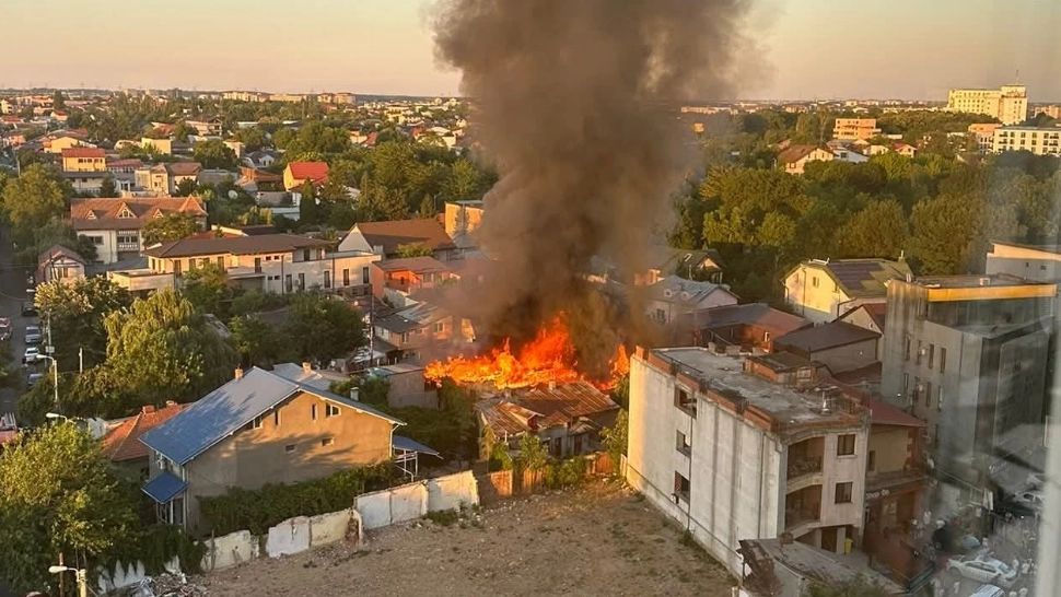 VIDEO. Incendiu puternic în sectorul 2 al Capitalei: flăcări și fum dens la mai multe case de pe strada Sulfului