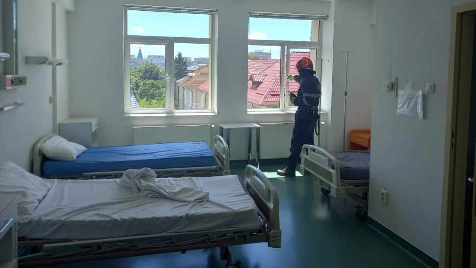 Incendiu la Maternitatea Cuza Vodă, din Iași. Femei care au născut, scoase cu tot cu pat afară. Planul Roșu de intervenție, activat - FOTO