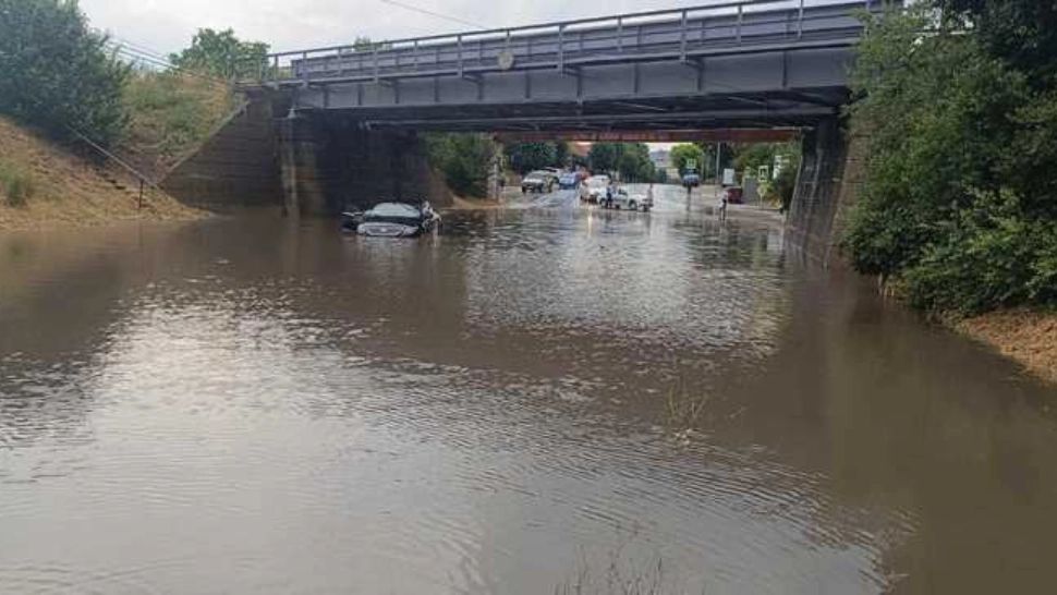 Furtună puternică în Brașov: un copac s-a prăbușit peste o mașină, iar mai multe străzi au fost inundate