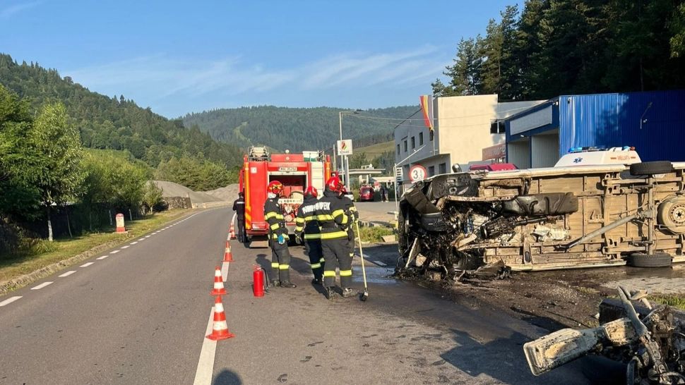 Accident grav în Neamț. Trei persoane au fost rănite, după ce microbuzul în care se aflau s-a răsturnat 