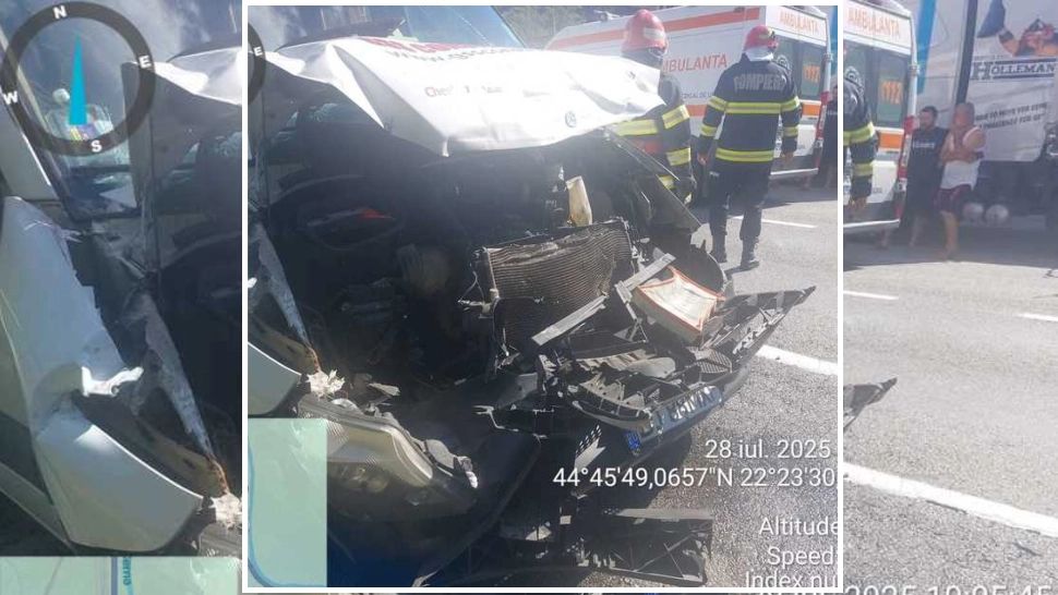 Plan roșu de intervenție în Caraş-Severin! Trei persoane au fost rănite în urma impactului dintre un microbuz și un TIR