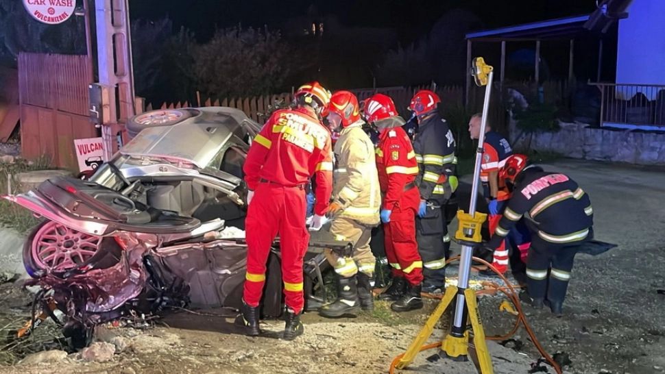 Accident teribil pe o șosea din Bihor. Un tânăr de a murit, o tânără a fost dusă la spital în stare critică - FOTO