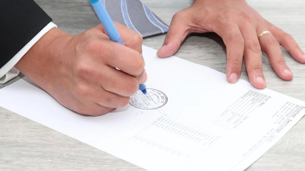 Guvernul pregătește stoparea transferurilor între instituții, înainte de reducerea cu 20% a numărului angajaților din administrația centrală