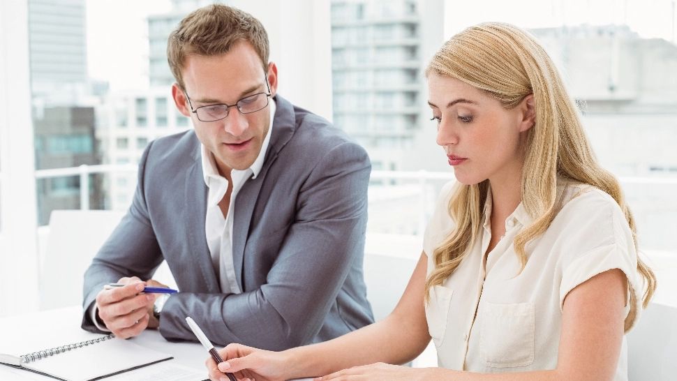 Dezmăț total, în companiile de stat. Toți membrii Consiliului de Administrație primesc „spor de femeie”, inclusiv bărbații!