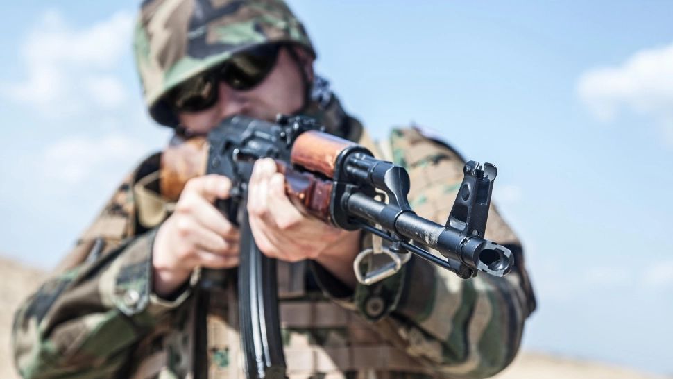 La peste 20 de ani de la aderare, România va avea armament compatibil NATO. Bătrânul Ak-47 se pensionează