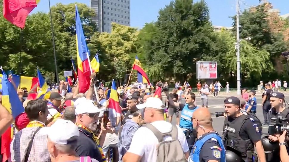Românii sărăciți de regimul Nicușor-Bolojan s-au adunat în Piața Victoriei și cer demisia guvernului - VIDEO