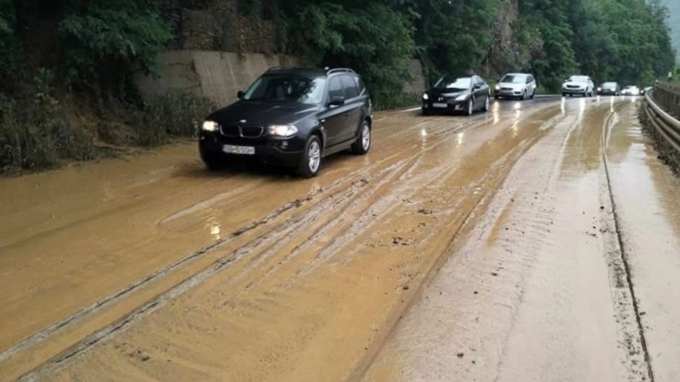 Circulație resticționată pe DN7, în județul Vâlcea. Cantități însemnate de aluviuni au fost aduse de ploaie pe carosabil