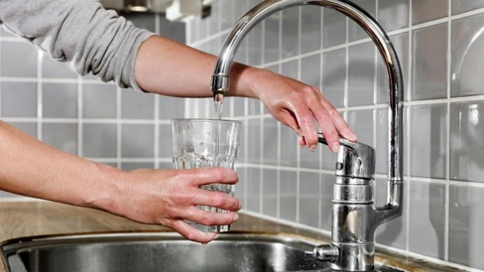 Motivul pentru care trebuie să pui un pahar cu apă lângă chiuvetă atunci când pleci de acasă! Trucul care te scapă de o mare bătaie de cap 