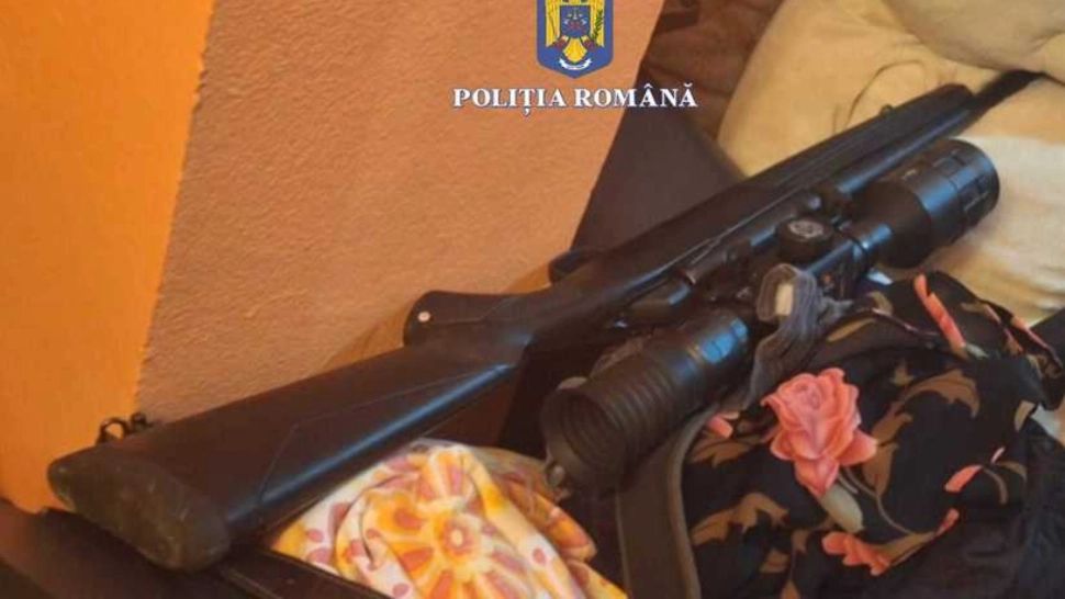 Doi bărbați din Caraș Severin, reținuți pentru deținere ilegală de arme. Polițiștii au descoprit un adevrărat aresenal 