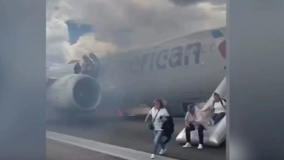 Momente de panică! Avion în flăcări: pasageri, evacuați de urgență