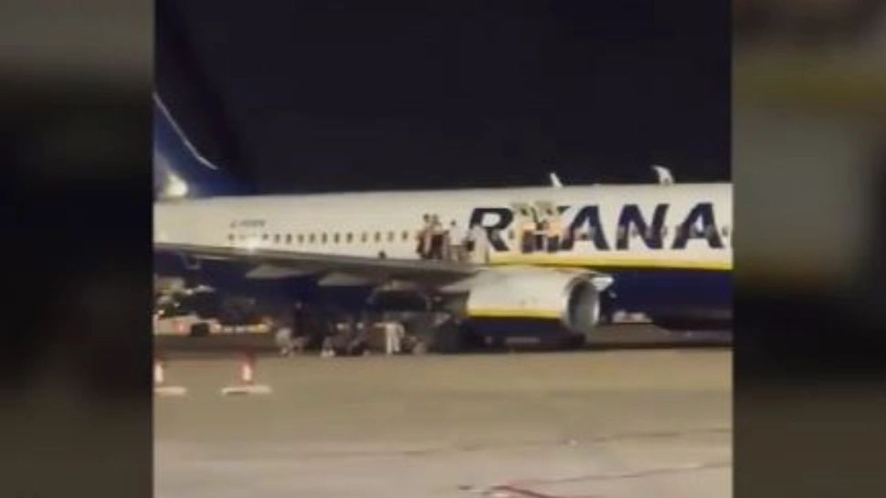 Dezastru la evacuarea unui avion. Pasagerii s-au rănit singuri