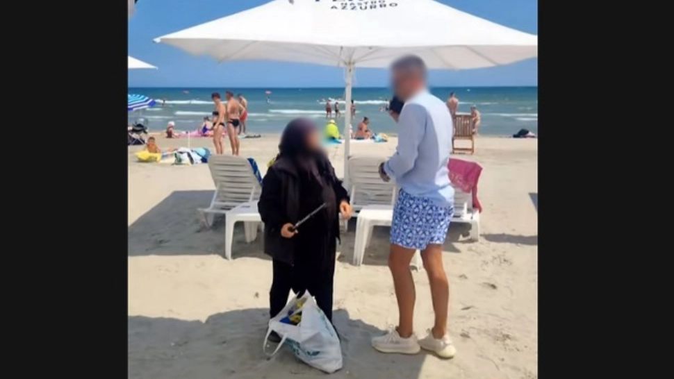 Anchetă a poliției după filmarea devenită virală în care o femeie lovește cu bastonul un bărbat, pe o plajă din Mamaia - VIDEO