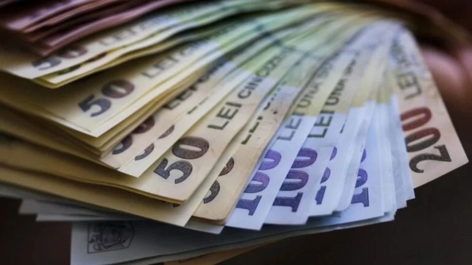 Trai pe vătrai la stat. Șefii companiilor și-au dublat salariile și indemnizațiile în timp ce românii strâng cureaua 