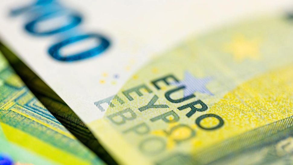 Comisia Europeană pompează bani în ONG-urile din România. Sumele uriașe date de globaliști "trompetelor" lui Bolojan 