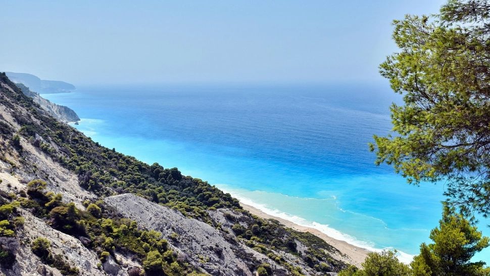 Scandal pe o plajă de lux din Mykonos: 100 de euro pentru o bere și 35 pentru un suc. Turiștii denunță prețuri absurde și lipsă totală de transparență