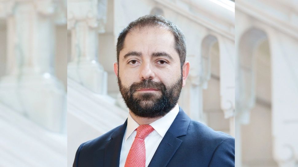 Austeritate doar pentru români! Consilierul lui Nicușor Dan nu poate să conducă țara fără șofer 