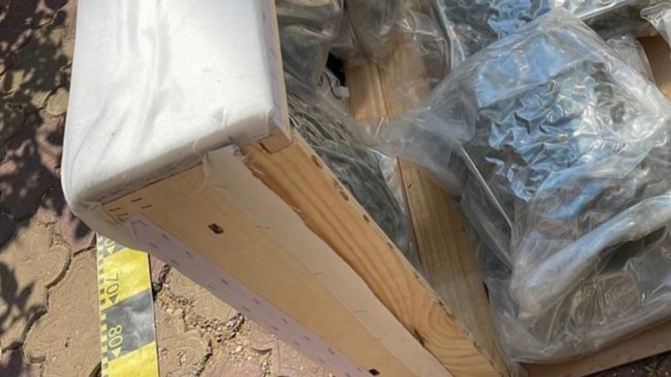 O canapea „specială”. Era căptușită cu 53 de kilograme de droguri FOTO