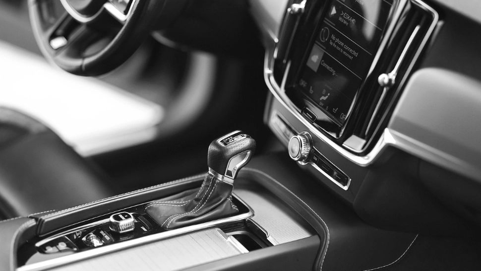 Tragedie într-o parcare din București: o femeie a murit după ce a fost lovită de un autoturism aflat în marșarier