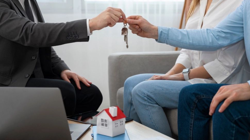 Trucul recomandat de un fost ofițer SRI prin care să vinzi o casă. „Sunt chestii psihologice la care noi, într-adevăr, răspundem”