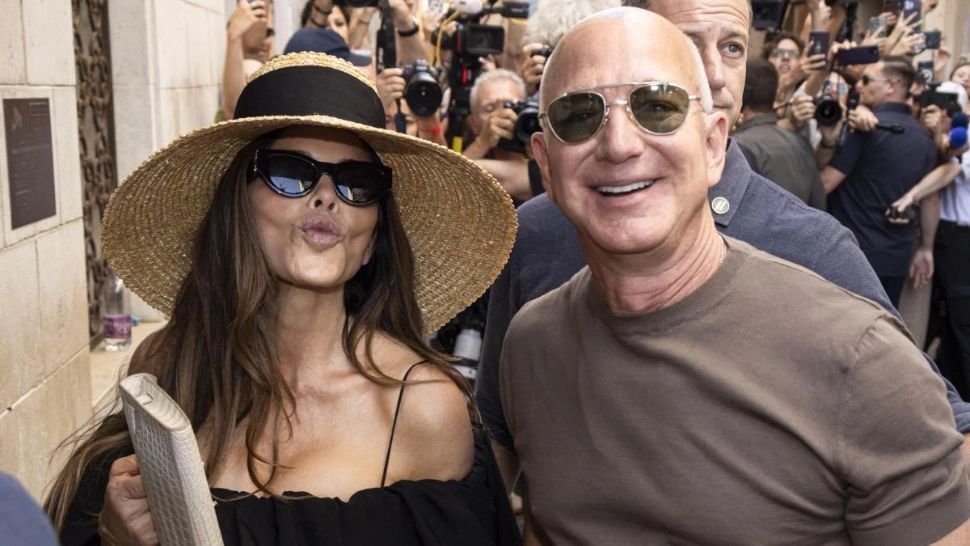 Jeff Bezos impresionează cu un bacșiș de 45.000 de euro la un hotel de lux din Veneția, după nunta cu Lauren Sánchez