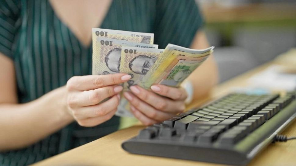 Funcționarii la stat ar putea fi trecuți de program scurt și plătiți mai puțin - PROIECT. Cum ar vrea guvernul să taie norma și salariile?