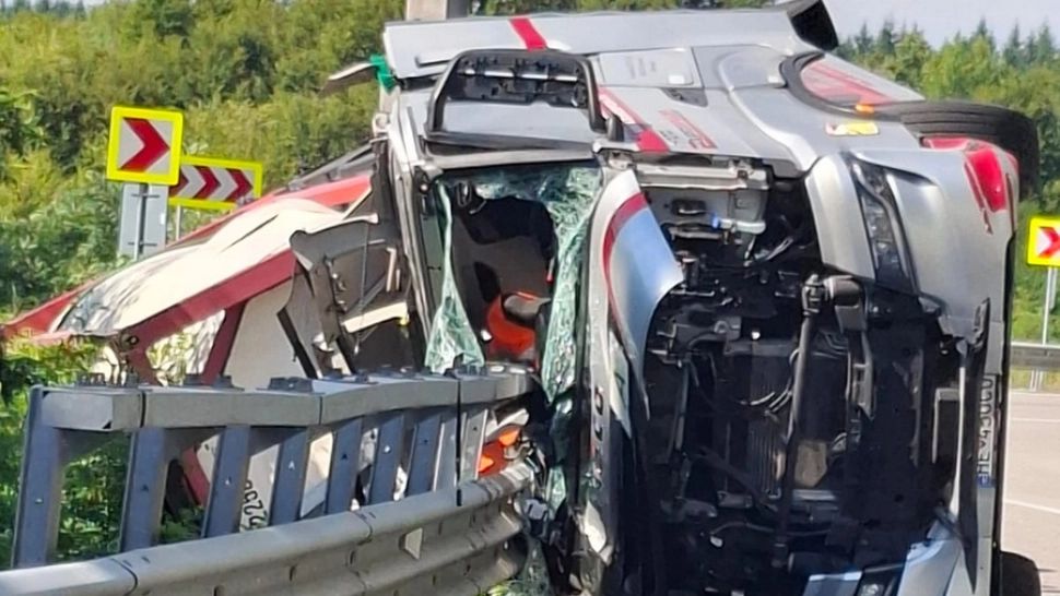 O cisternă încărcată cu substanță periculoasă s-a răsturnat pe DN 76, în Bihor. Traficul rutier în zonă, complet blocat