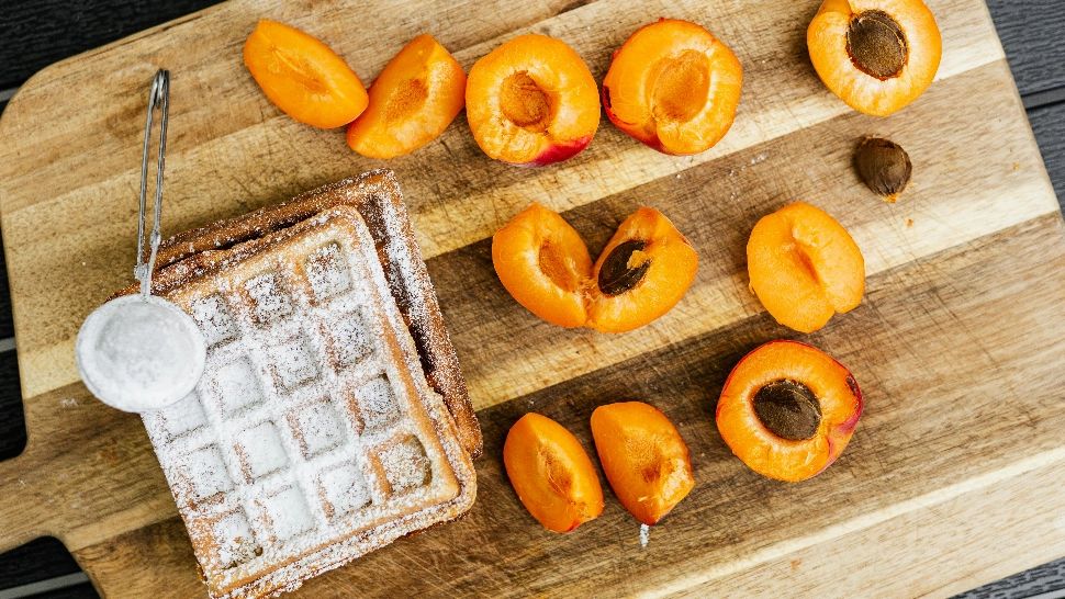 Cobbler cu caise și lavandă. Un desert savuros,, umplut cu fructe zemoase