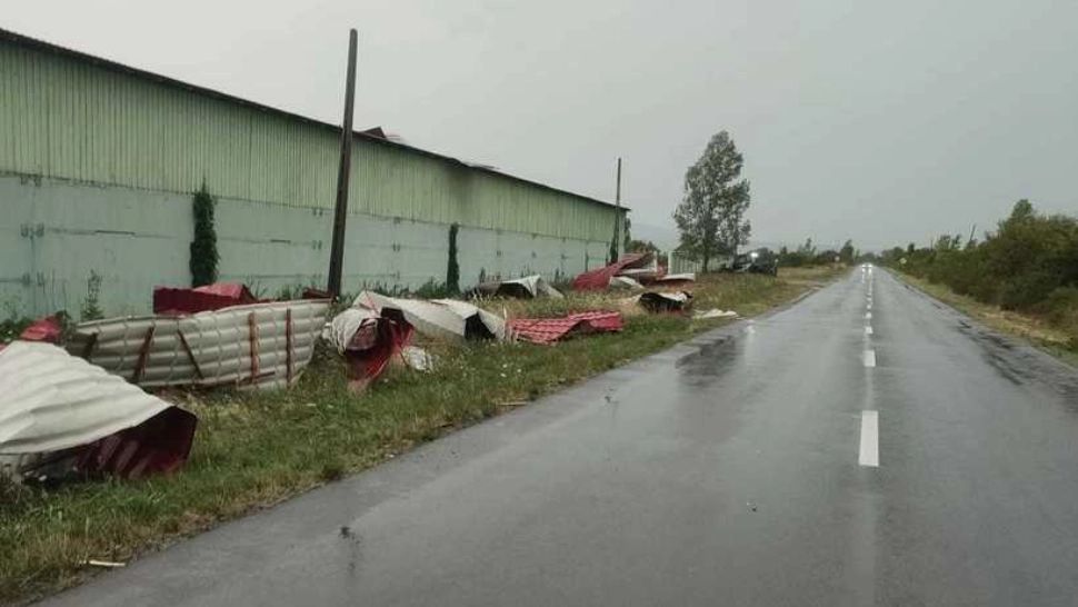 Furtună devastatoare în Caraș-Severin: acoperișuri smulse, copaci căzuți și un stâlp prăbușit peste o mașină