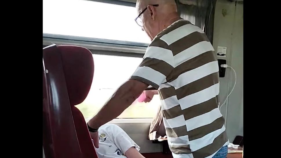 Bătaie de joc marca CFR Călători: căldură infernală în vagoane. Unei femei i s-a făcut rău în trenul încins - VIDEO