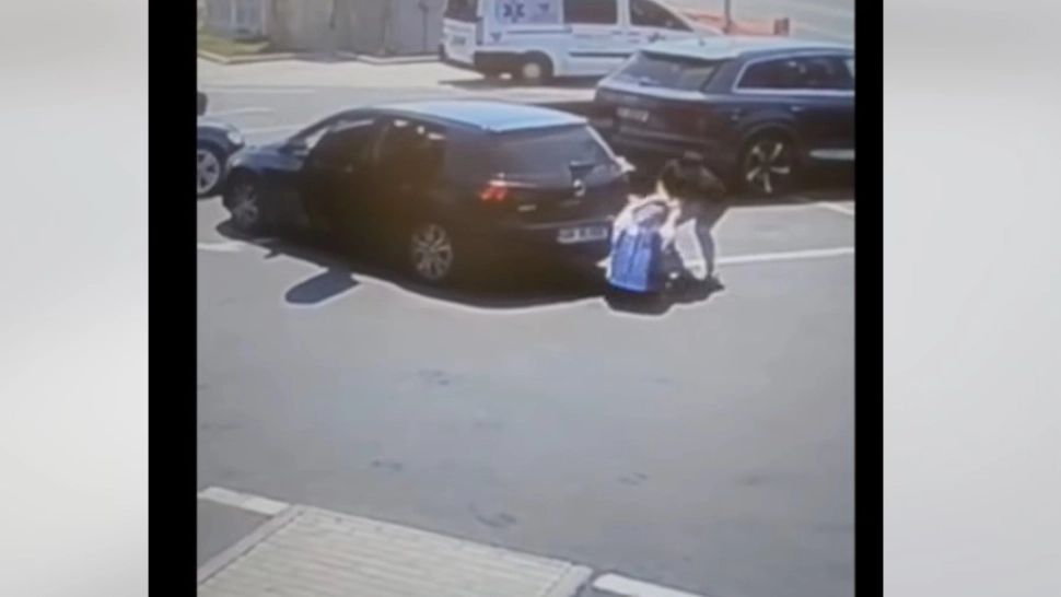 Tentativă de răpire, ziua în amiaza mare, în parcarea unui supermarket din Bacău. Doi bărbați au fost reținuți VIDEO