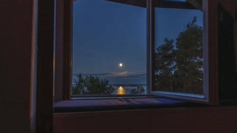 Motivul pentru care nu trebuie să dormi cu fereastra deschisă vara. Experții aruncă bomba