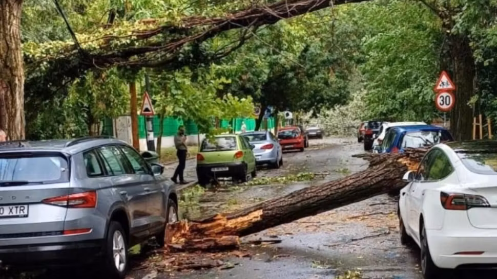 Vremea rea a făcut prăpăt în țară. Un bărbat a murit după ce a fost lovit de un acoperiș luat de vânt - VIDEO