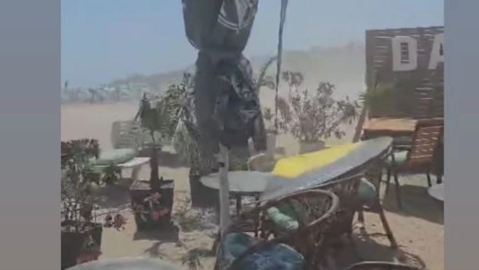 Furtuni de nisip și apă rece la malul mării. Steagul galben a fost arborat pe plaje - VIDEO