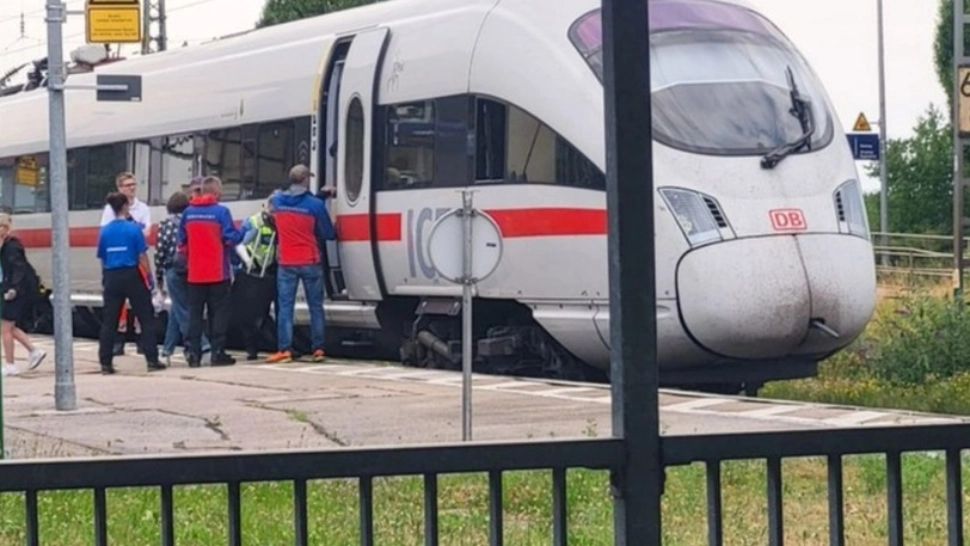 Atac cu toporul într-un tren de mare viteză: patru pasageri au fost răniți