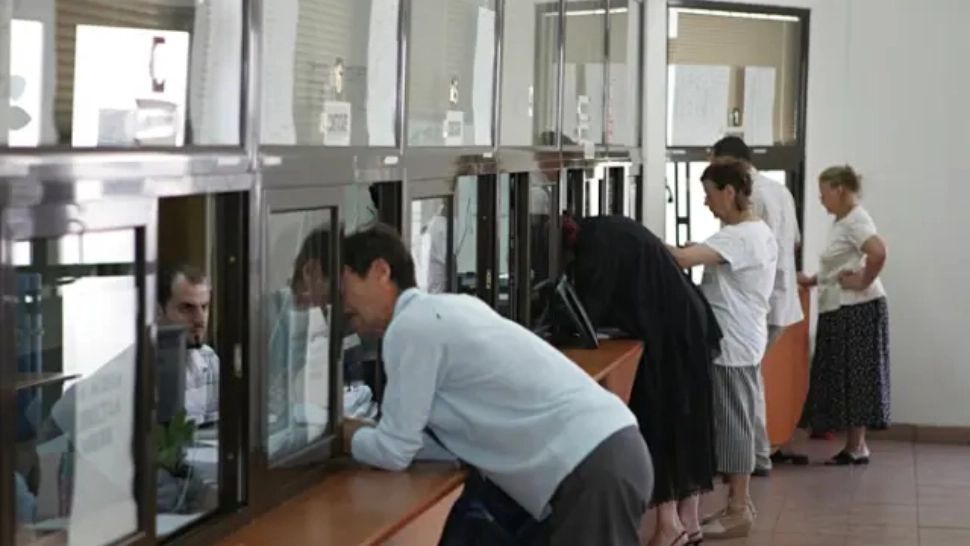 Proiect controversat la Senat: amenzi de mii de lei pentru românii care nu au o atitudine „umilă” în instituțiile statului