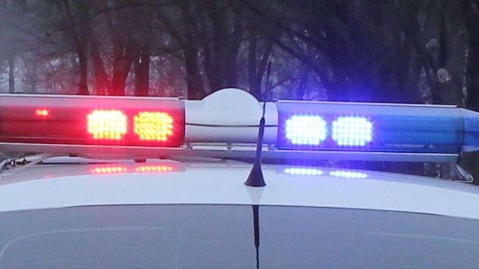 Polițist trimis în judecată după ce a folosit ilegal mașina de serviciu: și-a dus soția la muncă cu sirena pornită și a provocat un accident