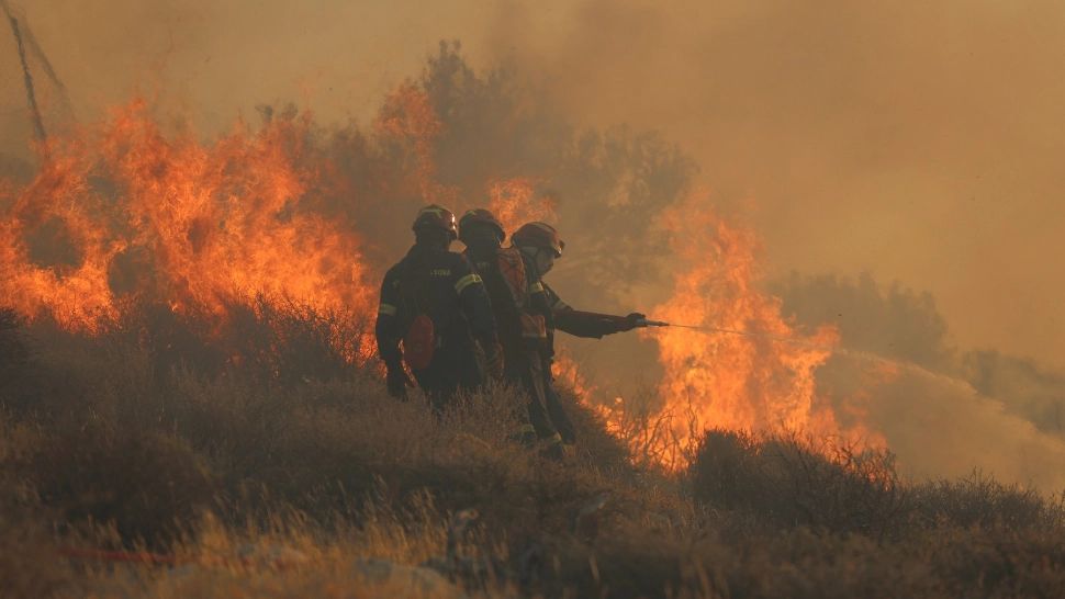 Grecia, blocată. Pompierii se luptă de zile întregi cu incendiile apocaliptice. Insule întregi, devastate și evacuate