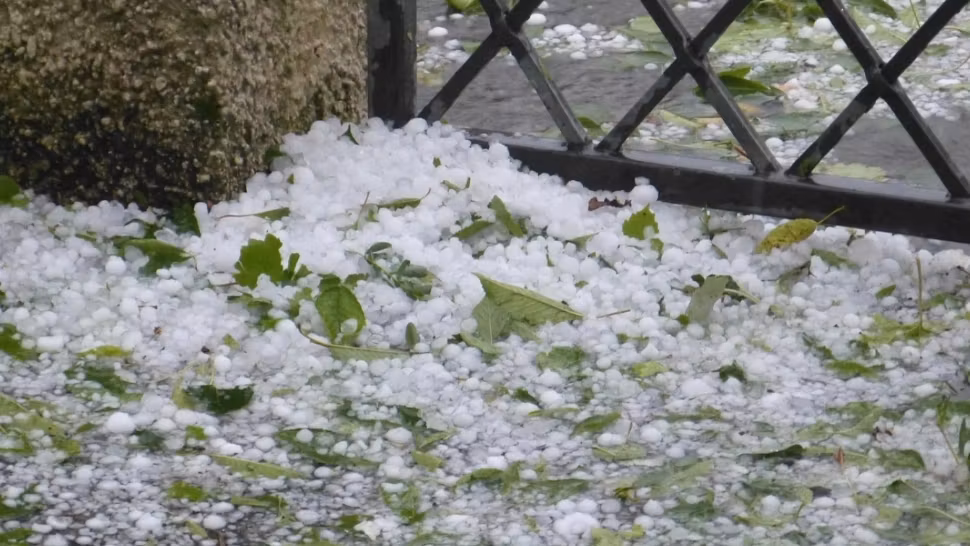 Furtuni și grindină în București. ANM anunță instabilitate atmosferică accentuată până diseară