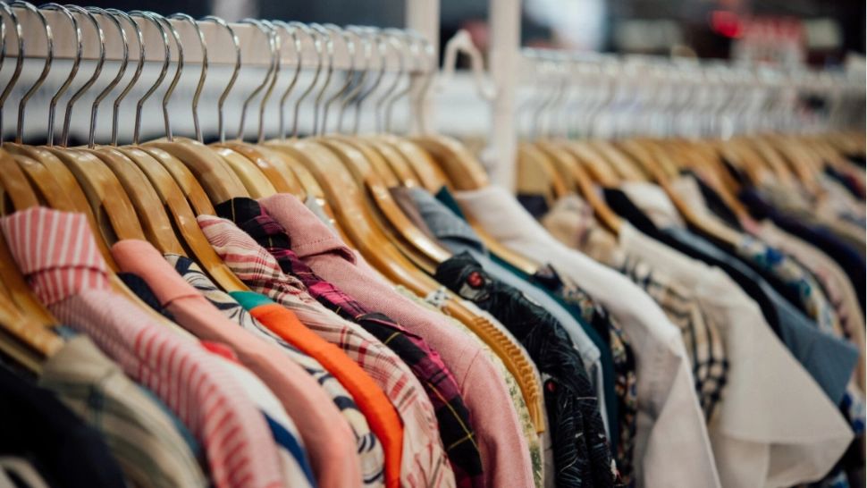 Unde poți dona haine în București. Lista centrelor unde poți aduce articolele vestimentare pe care nu le mai porți, pentru ca cei nevoiași să se bucure de ele