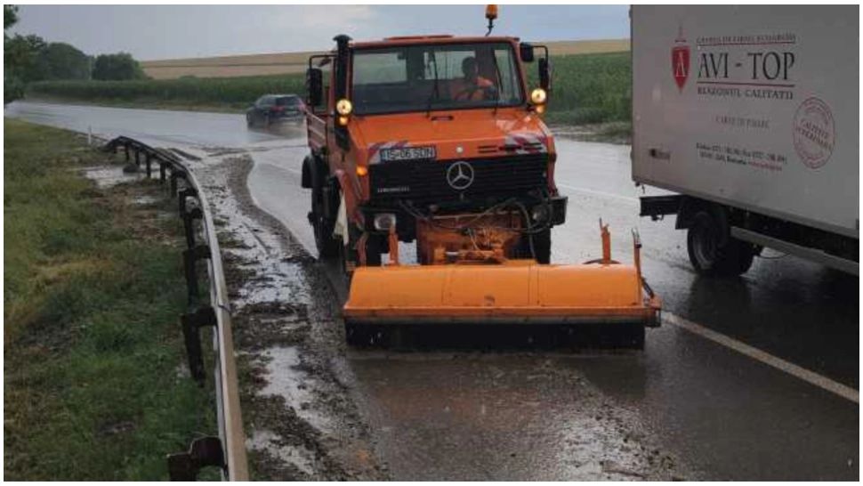 Municipiul Iași, grav afectat de ploaia torențială! Pompierii intervin pentru evacuarea apei din mai multe locuințe