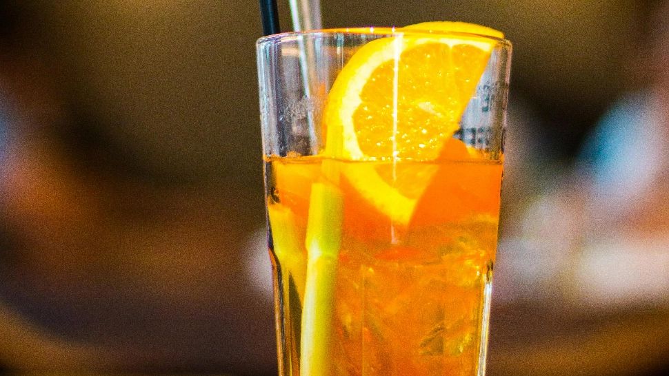 Ceaiuri reci pe care le poți consuma în zilele caniculare. Hidratează și vitaminizează organismul