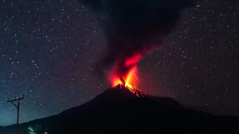 Vulcanul Lewotobi a erupt din nou: cer acoperit de cenușă și zboruri anulate pe bandă rulantă