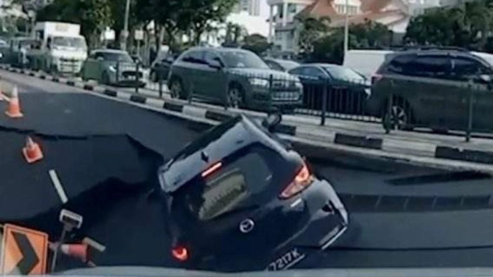 Incident spectaculos: o mașină s-a prăbușit într-o groapă apărută brusc în asfalt. O femeie a fost salvată în ultima clipă