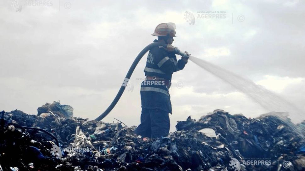Incendiu de proporții în Dâmbovița. Ard aproximativ două hectare de gunoi menajer și vegetație uscată 